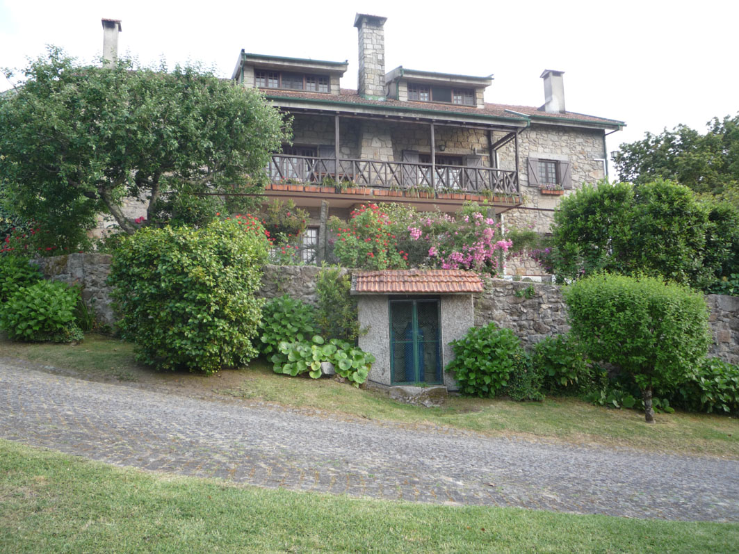 Casa do Alto - The house and gardens - Front facade of house 01