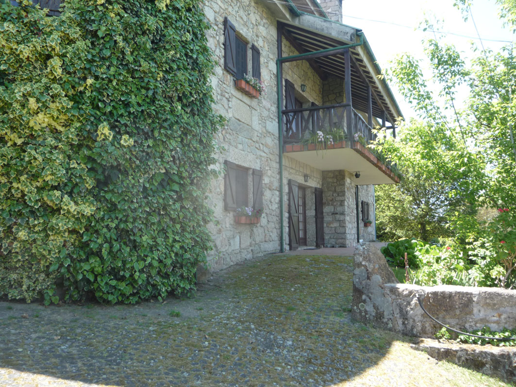 Casa do Alto - The house and gardens - Ground floor apartment - Main entrance 02