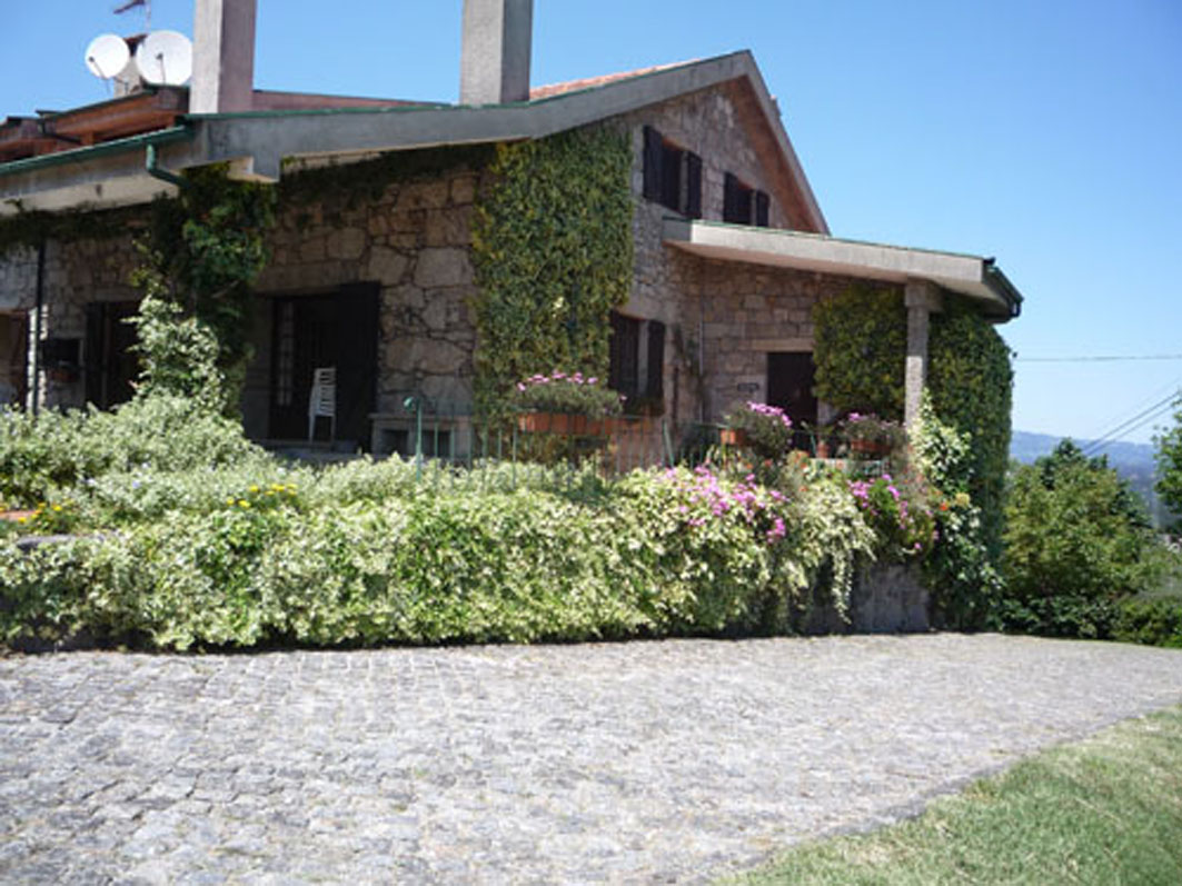 Casa do Alto - The house and gardens - House main entrance 01