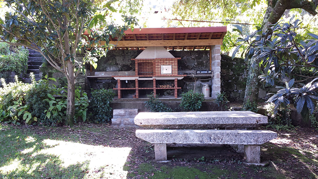 Casa do Alto - The house and gardens - Outdoor kitchen with log oven and barbecue 01