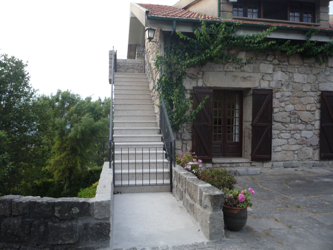 Casa do Alto - The house and gardens - Top floor apartment - Main entrance 02
