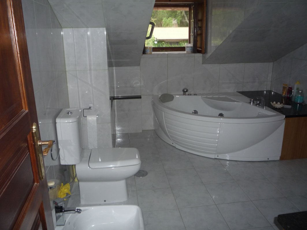 Casa do Alto - Top floor apartment - Bathroom with jacuzzi 01