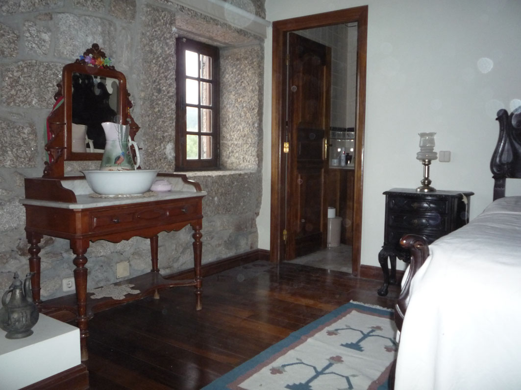 Casa do Alto - Top floor apartment - Suite-1 - Door to the En-suite bathroom 01