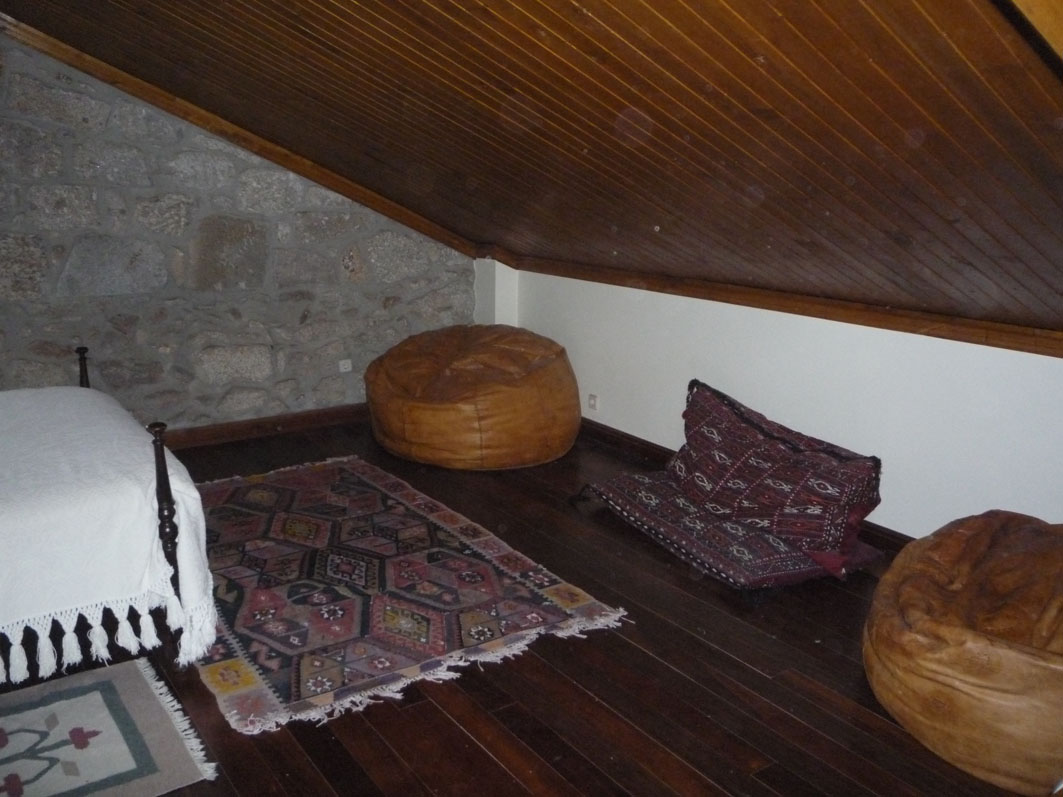 Casa do Alto - Gallery - Top floor apartment- Suite 2 - Bean bags and turkish pillows 01