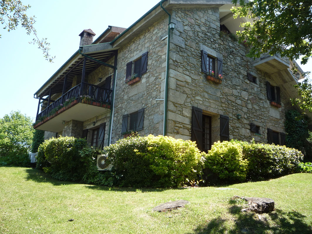 Casa do Alto - La casa y los jardines - Fachada de la parte frontal y derecha de la casa 01