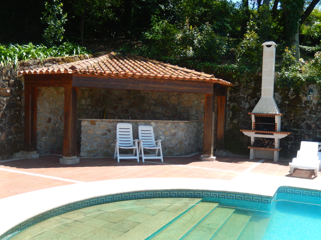 Casa do Alto - La piscina - Cocina exterior con barbacoa junto a la piscina 02