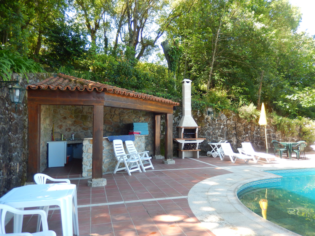 Casa do Alto - Galerie - La piscine - Cuisine exterieure avec barbecue a cote de la piscine 01