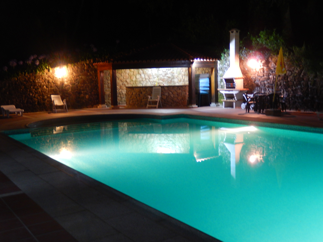 Casa do Alto - La piscine - Cuisine exterieure avec barbecue a cote de la piscine 03