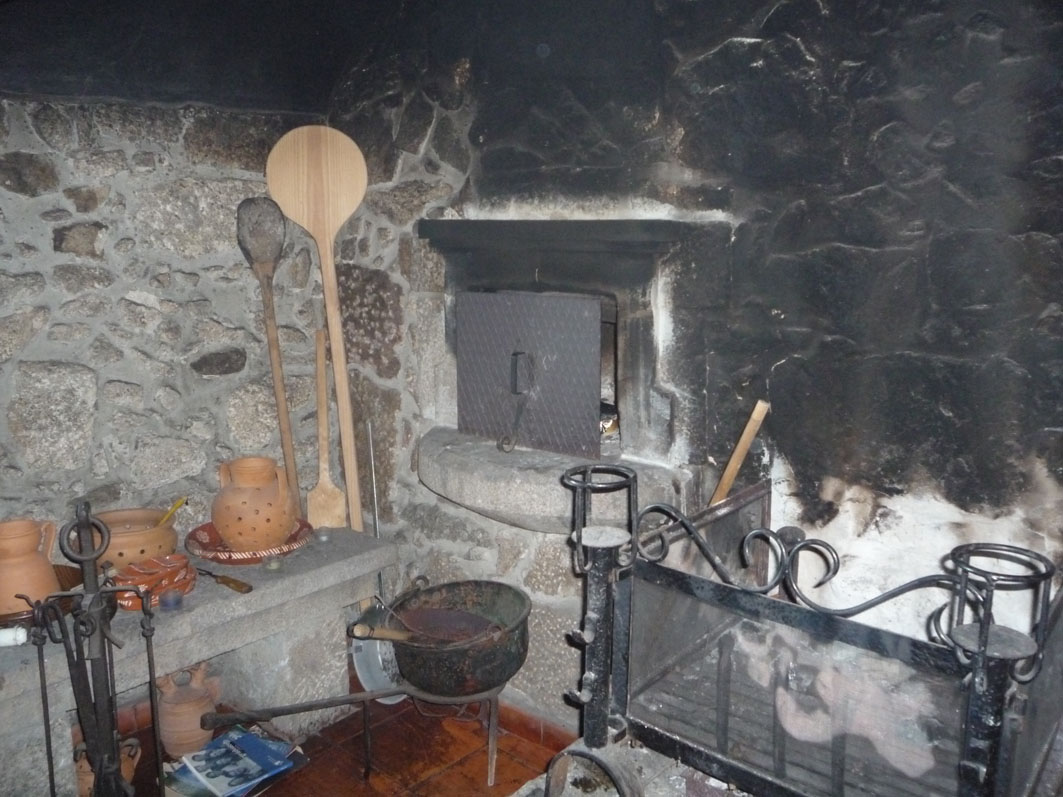 Casa do Alto - A casa e os jardins - Lareira/forno a lenha traditional