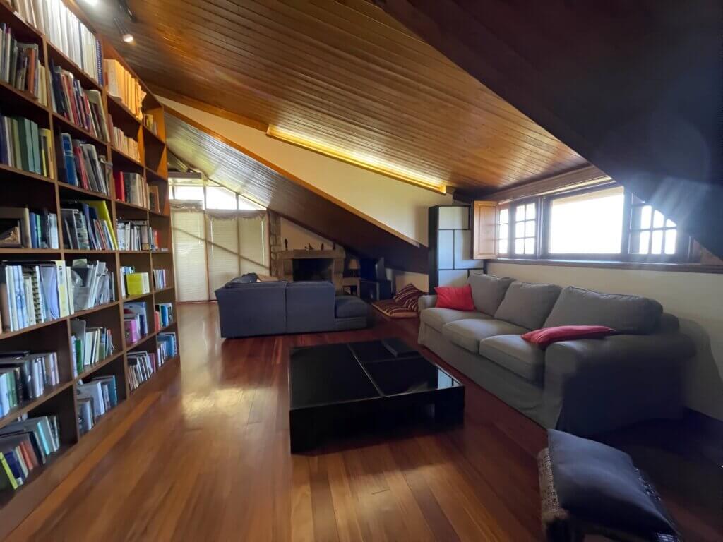 Casa do Alto - Top floor apartment - Library 01